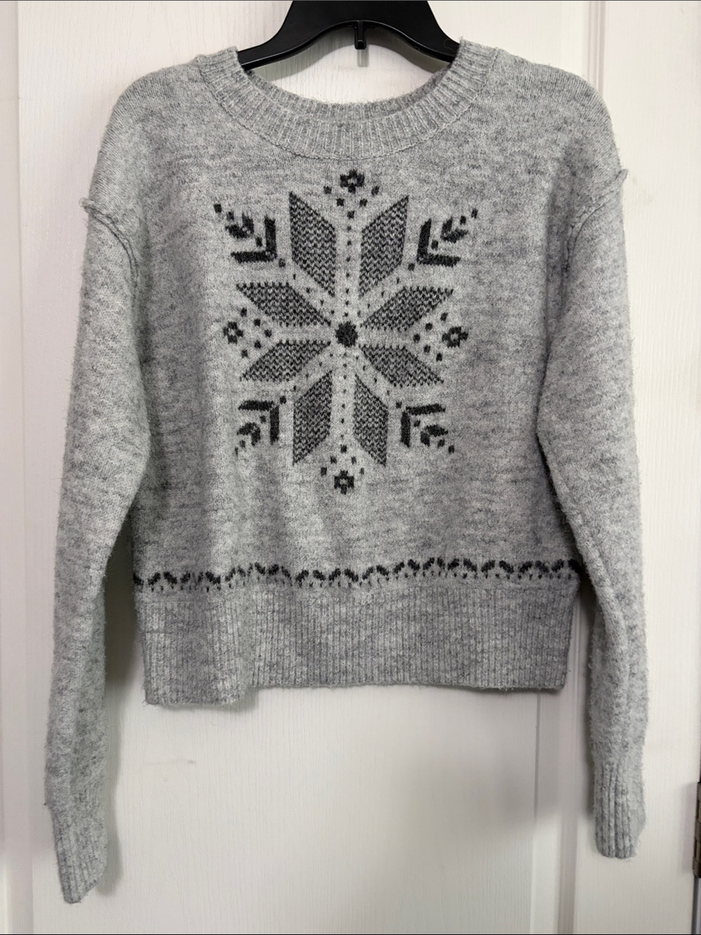 Universal Thread Gray Snowflake Crewneck Sweater